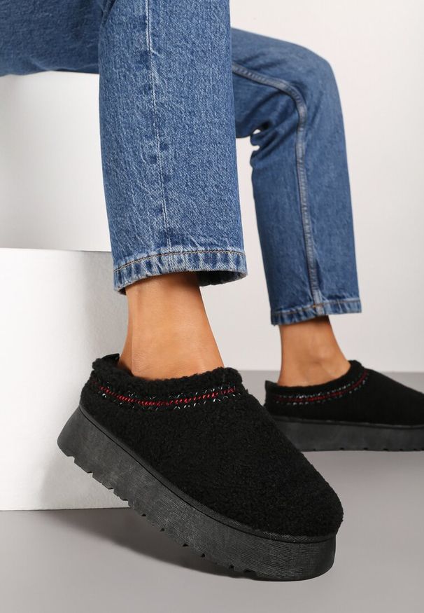 Born2be - Czarne Śniegowce na Grubej Podeszwie z Niską Cholewką i Haftem Zinnirella. Okazja: na spacer. Wysokość cholewki: przed kostkę. Kolor: czarny. Materiał: wełna. Szerokość cholewki: normalna. Wzór: haft. Sezon: zima