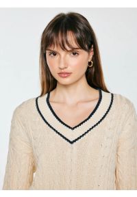 Big-Star - sweter damski bawełniany z dekoltem v-neck kremowy calia 103. Kolor: kremowy. Materiał: bawełna. Wzór: ze splotem, jednolity #2