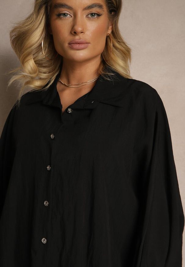 Renee - Czarna Koszula z Wiskozą w Stylu Nietoperza Sonarielia. Okazja: na co dzień. Typ kołnierza: kołnierzyk klasyczny. Kolor: czarny. Materiał: wiskoza. Długość: krótkie. Styl: klasyczny, elegancki, casual