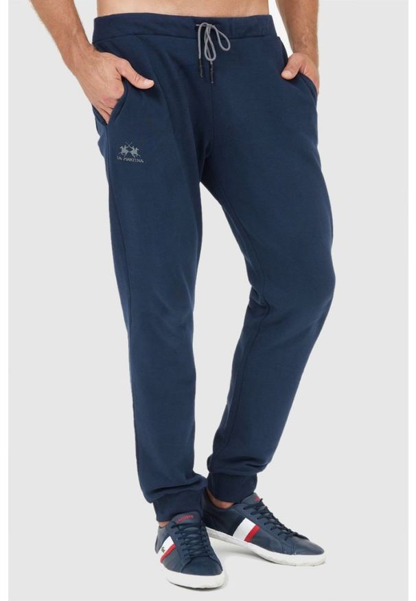 La Martina - LA MARTINA Granatowe męskie spodnie dresowe z szarym logo, Rozmiar XL. Kolor: niebieski. Materiał: dresówka