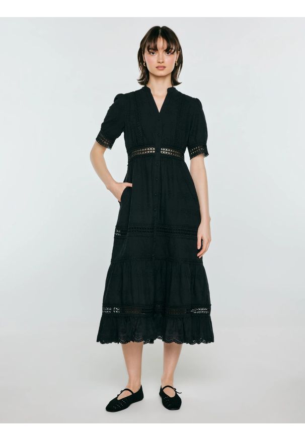 Big-Star - Sukienka damska midi z kwiatowym haftem czarna Aniela 906. Kolor: czarny. Materiał: bawełna, tkanina, koronka. Długość rękawa: krótki rękaw. Wzór: kwiaty, haft. Styl: klasyczny, elegancki. Długość: midi