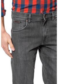 Wrangler - WRANGLER SPODNIE MĘSKIE TEXAS GRAZE W121CN81T 112126095. Stan: podwyższony. Wzór: kolorowy. Sezon: lato. Styl: wizytowy, klasyczny #9