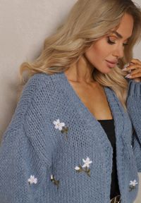 Renee - Niebieski Kardigan w Kwiatowe Aplikacje z Zapięciem na Elegancką Agrafkę Patista. Okazja: na co dzień, do pracy. Kolor: niebieski. Materiał: bawełna. Wzór: aplikacja, kwiaty. Styl: elegancki #3
