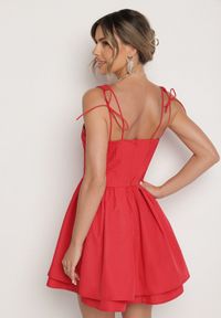 Born2be - Czerwona Bawełniana Sukienka Vices w Rustykalnym Stylu z Wiązaniem Fenavira. Okazja: na co dzień. Kolor: czerwony. Materiał: bawełna. Długość rękawa: na ramiączkach. Wzór: aplikacja. Styl: casual #5