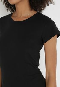 Born2be - Czarny T-shirt Gathanthei. Okazja: na co dzień, do domu. Kolor: czarny. Materiał: dresówka, bawełna, dzianina, jeans. Długość rękawa: krótki rękaw. Długość: krótkie. Wzór: gładki. Styl: sportowy, klasyczny, casual #3