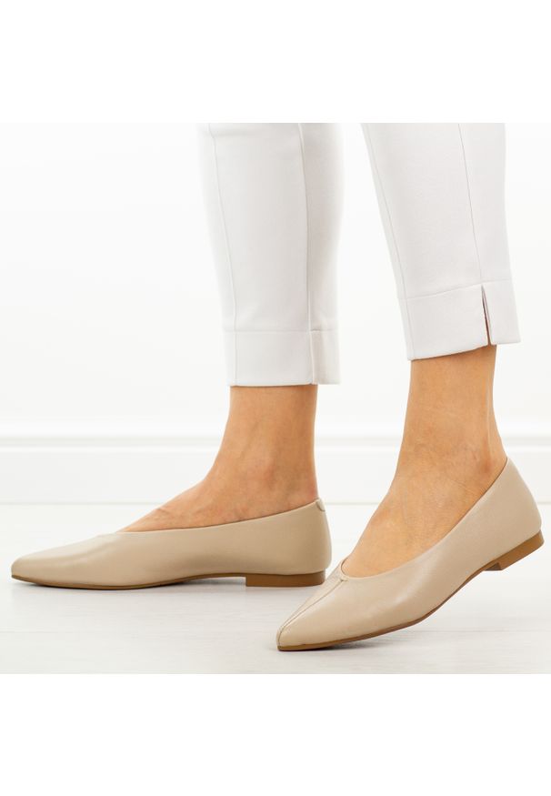 Beżowe skórzane czółenka damskie T.Sokolski 307. Okazja: na co dzień, do pracy. Kolor: beżowy. Materiał: skóra. Sezon: wiosna, lato, jesień. Obcas: na płaskiej podeszwie. Styl: casual, klasyczny, elegancki