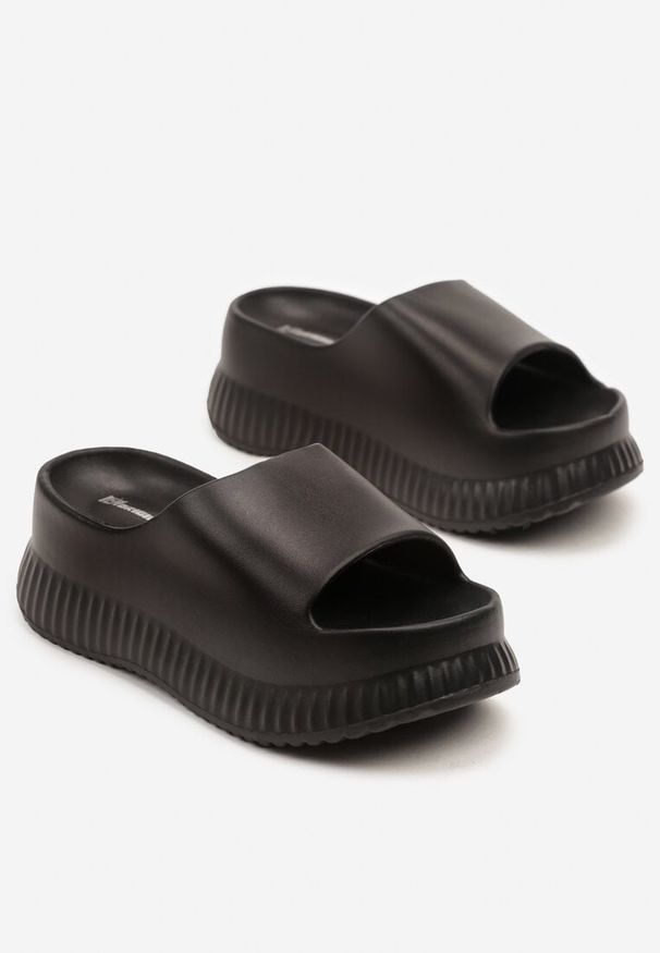 Born2be - Czarne Piankowe Klapki na Grubej Podeszwie z Tłoczeniami Hasalla. Okazja: na spacer. Kolor: czarny. Materiał: jeans. Sezon: lato