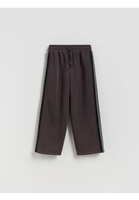 Reserved - Dresowe spodnie z lampasami - ciemnobrązowy. Kolor: brązowy. Materiał: dresówka #1