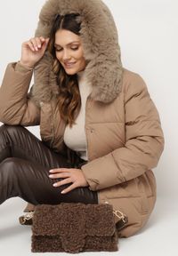 Born2be - Beżowa Pikowana Kurtka z Kapturem i Odpinanym Futrem z Paskiem w Tali Siamirae. Okazja: na co dzień. Typ kołnierza: kaptur. Kolor: beżowy. Materiał: futro. Styl: casual, elegancki #5