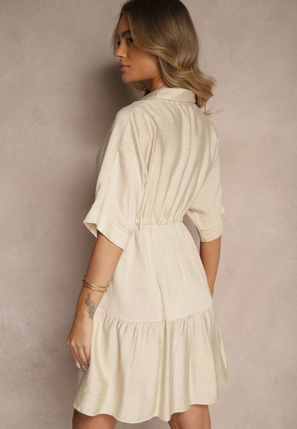 Renee - Jasnobeżowa Wiskozowa Sukienka o Koszulowym Kroju z Wiązaniem w Talii Nanovias. Okazja: na co dzień, do pracy. Typ kołnierza: kołnierzyk klasyczny. Kolor: beżowy. Materiał: wiskoza. Długość rękawa: krótki rękaw. Typ sukienki: koszulowe. Styl: casual, elegancki, klasyczny