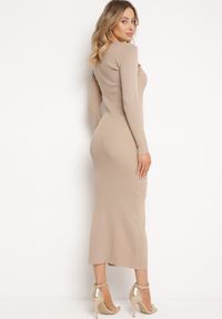 Born2be - Beżowa Dopasowana Sukienka z Prążkowanego Materiału z Ażurowym Dekoltem Medna. Okazja: na co dzień. Kolor: beżowy. Materiał: materiał, prążkowany. Wzór: ażurowy. Typ sukienki: proste. Styl: klasyczny, casual, elegancki #5