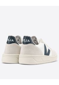 Veja - VEJA - Sneakersy V-10 z granatowym logo. Kolor: biały. Materiał: guma, zamsz