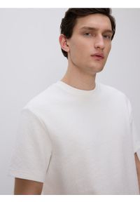 Reserved - Strukturalny t-shirt comfort fit - złamana biel. Materiał: bawełna, dzianina