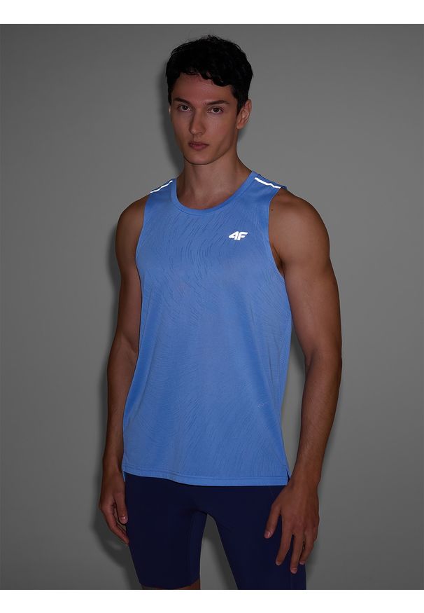 4f - 4F Tank top do biegania regular szybkoschnący męski - niebieski L. Kolor: niebieski. Materiał: syntetyk, dzianina, materiał, włókno. Długość rękawa: bez rękawów. Długość: krótkie. Wzór: ze splotem. Sport: bieganie, fitness