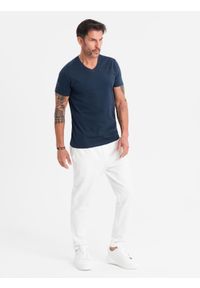 Ombre Clothing - Męska klasyczna bawełniana koszulka z dekoltem w serek BASIC – granatowa V2. Typ kołnierza: dekolt w serek. Kolor: niebieski. Materiał: bawełna. Styl: klasyczny #2