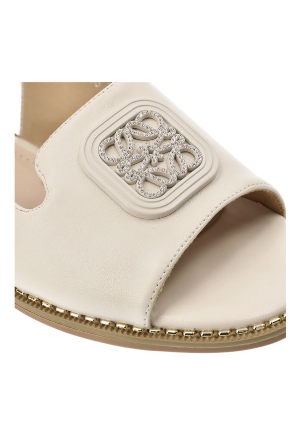 Sandały damskie S.Barski, cholewka ze skóry ekologicznej na płaskiej podeszwie z efektowną broszką, beżowe, KV61-6016. Kolor: beżowy. Materiał: skóra ekologiczna. Obcas: na płaskiej podeszwie