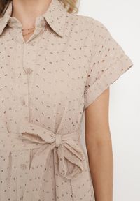 Born2be - Beżowa Sukienka Bawełniana z Ażurowym Wzorem i Wiązanym Paskiem Kelilena. Okazja: na co dzień. Kolor: beżowy. Materiał: bawełna. Długość rękawa: krótki rękaw. Wzór: ażurowy. Typ sukienki: rozkloszowane. Styl: casual, retro, elegancki #5