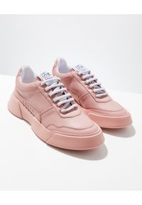 PREMIUM BASICS - Pastelowe sneakersy z logo. Kolor: różowy, wielokolorowy, fioletowy. Materiał: poliester. Szerokość cholewki: normalna. Wzór: aplikacja #2