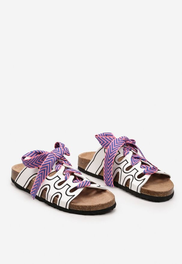 Born2be - Białe Klapki z Wycięciami i Ozdobną Tasiemką Reddia. Kolor: biały. Styl: boho