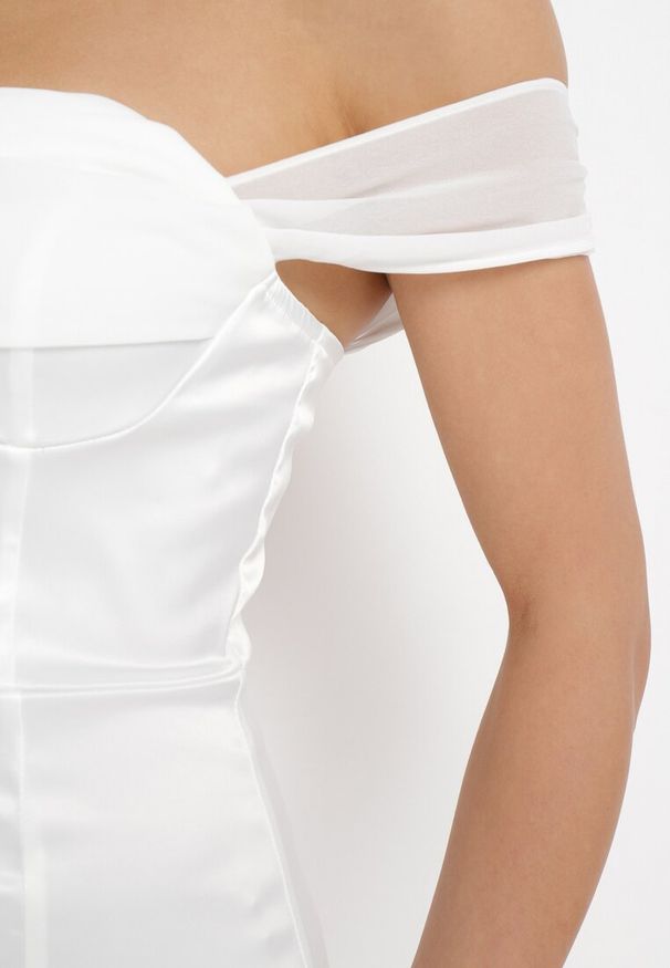 Born2be - Biała Dopasowana Sukienka Mini z Suwakiem i Rozcięciem na Nodze Emjah. Kolor: biały. Długość: mini