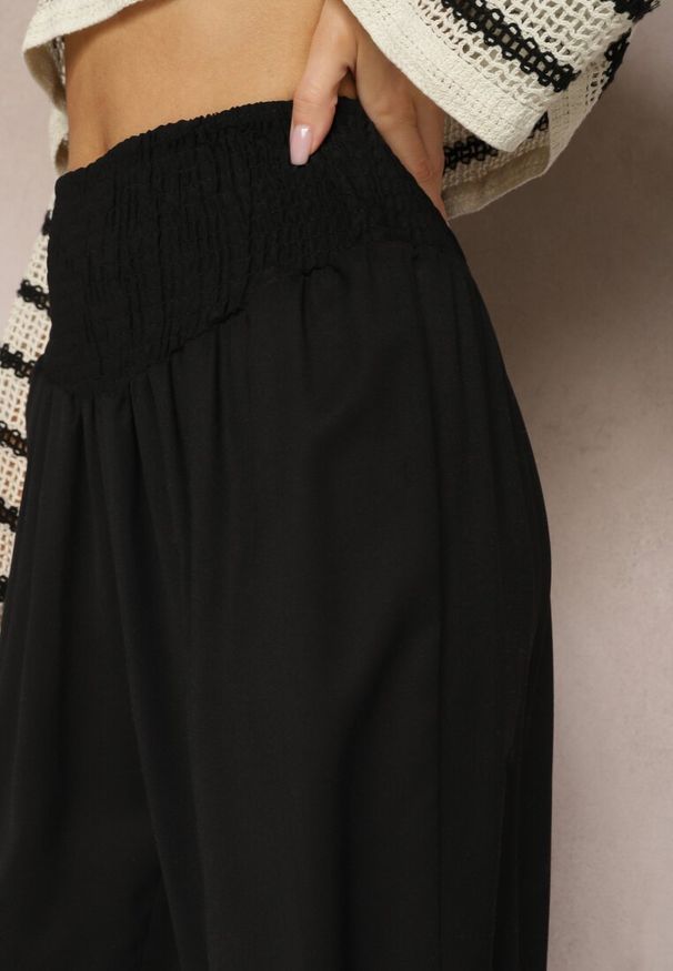 Renee - Czarne Spodnie Kuloty High Waist z Gumką w Talii Lipadre. Stan: podwyższony. Kolor: czarny. Długość: krótkie