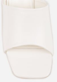 Born2be - Białe Minimalistyczne Klapki na Słupku z Odkrytym Kwadratowym Noskiem Monaera. Okazja: na co dzień, na ślub cywilny, na wesele. Kolor: biały. Wzór: gładki. Obcas: na słupku. Styl: casual, elegancki #6