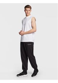 Calvin Klein Jeans Spodnie dresowe J30J322925 Czarny Relaxed Fit. Kolor: czarny. Materiał: syntetyk, bawełna #4