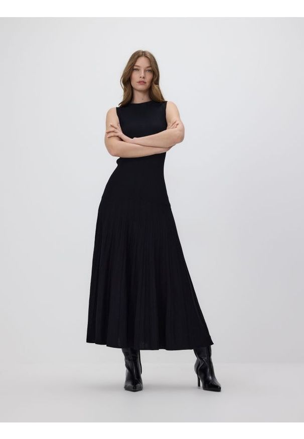 Reserved - Sukienka maxi z plisowaniem - czarny. Kolor: czarny. Materiał: dzianina, wiskoza. Długość: maxi