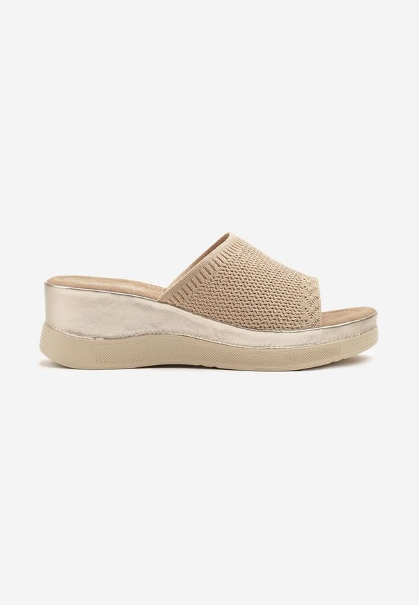Born2be - Beżowo-Złote Klapki na Koturnie z Szydełkowym Paskiem Nimiovelle. Okazja: na co dzień. Kolor: beżowy. Obcas: na koturnie. Styl: elegancki, casual