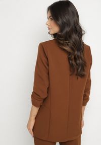 Born2be - Brązowa Marynarka Thaelenia. Kolor: brązowy. Wzór: aplikacja, jednolity. Styl: elegancki #7