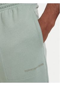 TOMMY HILFIGER - Tommy Hilfiger Spodnie dresowe Essential UM0UM03911 Zielony jasny Relaxed Fit. Kolor: zielony. Materiał: bawełna #5