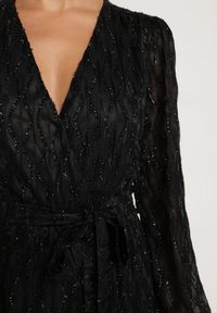 Born2be - Czarna Połyskująca Sukienka o Rozkloszowanym Kopertowym Kroju z Wiązanym Paskiem Oceola. Okazja: na co dzień. Typ kołnierza: dekolt w kształcie V. Kolor: czarny. Typ sukienki: kopertowe. Styl: casual, wizytowy #7