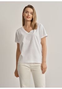 Ochnik - Biały T-shirt damski z cekinami. Typ kołnierza: dekolt w serek. Kolor: biały. Materiał: bawełna. Długość rękawa: krótki rękaw. Długość: krótkie. Wzór: aplikacja #4