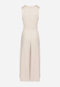 Born2be - Jasnobeżowy Taliowany Kombinezon z Wiskozą Ozdobiony Paskiem Ralinelle. Okazja: na imprezę. Kolor: beżowy. Materiał: wiskoza. Wzór: aplikacja. Styl: elegancki, klasyczny #6