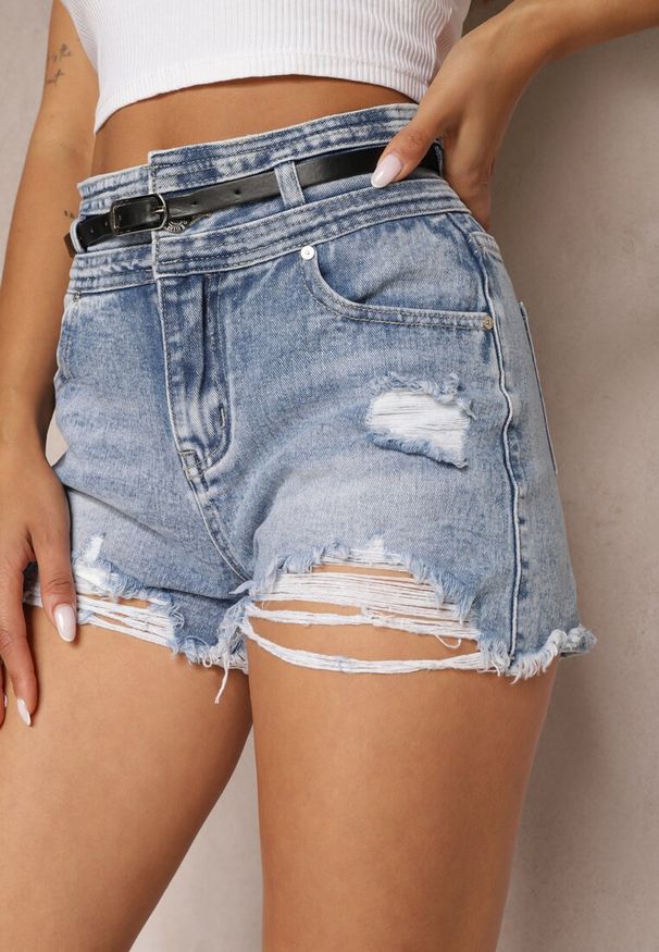 Renee - Jasnoniebieskie Jeansowe Szorty High Waist z Postrzępionymi Nogawkami i Paskiem z Imitacji Skóry Tiamanika. Stan: podwyższony. Kolor: niebieski. Materiał: jeans, skóra. Sezon: lato
