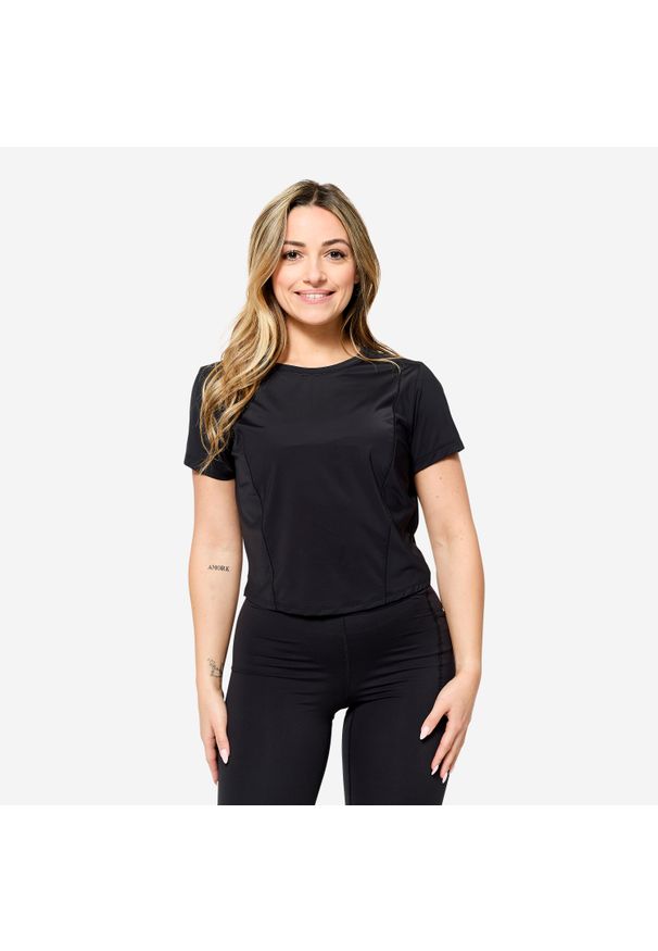 DOMYOS - Koszulka fitness damska Domyos krótki rękaw. Kolor: czarny. Materiał: materiał, poliamid, elastan. Długość rękawa: krótki rękaw. Długość: krótkie. Sport: fitness