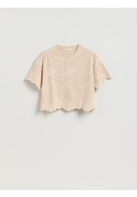 Reserved - T-shirt z ozdobnym haftem - beżowy. Kolor: beżowy. Materiał: dzianina, bawełna. Wzór: haft
