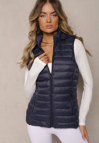 Renee - Granatowa Kamizelka Ozdobiona Pikowaniem Wykończona Kapturem i Sznurkami Xenaria. Okazja: na co dzień. Kolor: niebieski. Materiał: jeans. Wzór: aplikacja. Styl: casual, elegancki