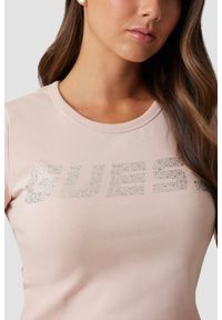 Guess - GUESS Różowy t-shirt damski Kiara. Kolor: różowy #3