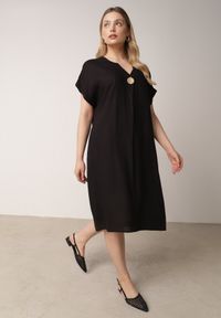 Born2be - Czarna Pudełkowa Sukienka z Lnem i Wiskozą Zdobiona Metalicznym Guzikiem Phisoth. Okazja: do pracy, na co dzień, na spotkanie biznesowe. Kolekcja: plus size. Kolor: czarny. Materiał: wiskoza, len. Wzór: aplikacja. Sezon: lato. Typ sukienki: proste, dla puszystych. Styl: elegancki, biznesowy, casual #2