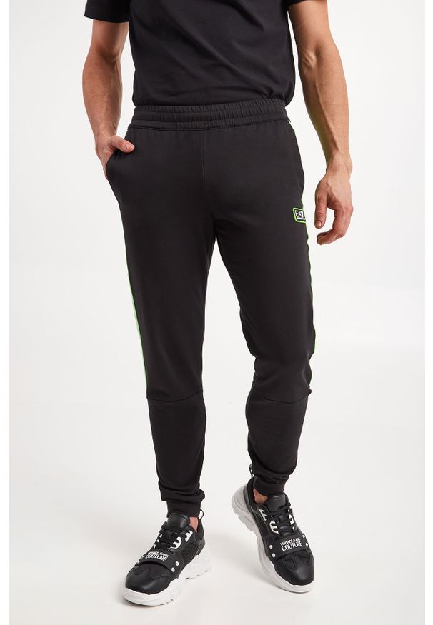 EA7 Emporio Armani - Spodnie dresowe EA7 EMPORIO ARMANI. Materiał: dresówka. Wzór: aplikacja