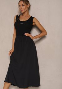 Renee - Czarna Rozkloszowana Sukienka z Wiskozy Ozdobiona Naszywką Ronlina. Okazja: na co dzień. Kolor: czarny. Materiał: wiskoza. Wzór: aplikacja. Styl: elegancki, casual #4