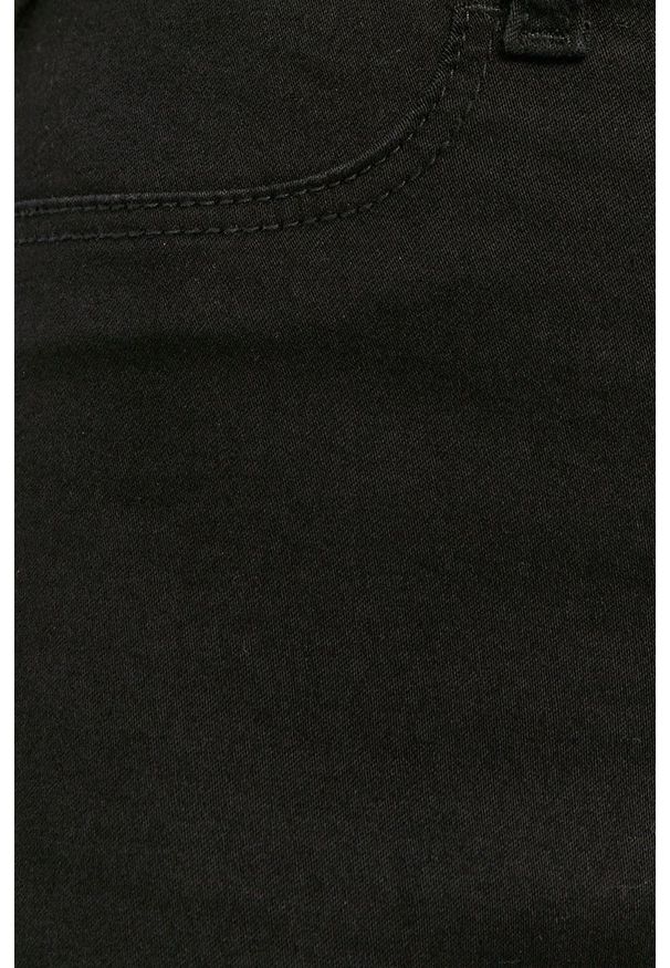 JDY - Jacqueline de Yong Szorty jeansowe damskie kolor czarny gładkie medium waist. Okazja: na co dzień. Kolor: czarny. Materiał: jeans. Wzór: gładki. Styl: casual