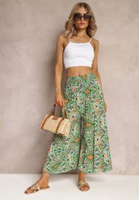 Renee - Zielone Szerokie Spodnie w Fantazyjny Print o Długości 7/8 Saru. Stan: podwyższony. Kolor: zielony. Materiał: wiskoza, tkanina. Wzór: nadruk
