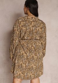 Renee - Ciemnobeżowa Sukienka Koszulowa z Wiązanym Paskiem Phaeraste. Kolekcja: plus size. Kolor: beżowy. Długość rękawa: długi rękaw. Wzór: kropki, aplikacja, kolorowy. Typ sukienki: koszulowe. Długość: mini #2
