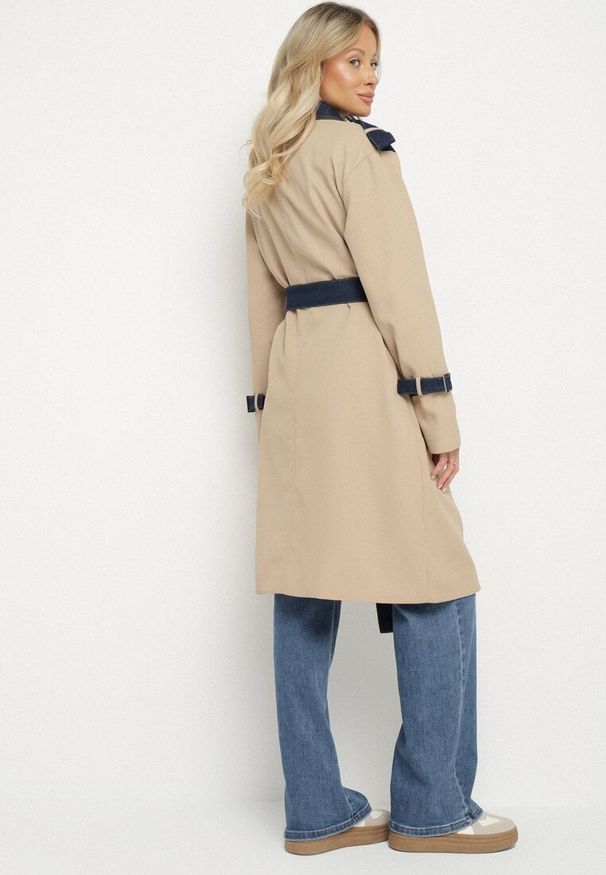 Born2be - Niebieski Płaszcz Trencz z Bawełną Ozdobiony Jeansowymi Wstawkami Tirsedi. Okazja: na co dzień, na spotkanie biznesowe. Kolor: niebieski. Materiał: bawełna, jeans. Wzór: aplikacja. Styl: casual, elegancki, biznesowy