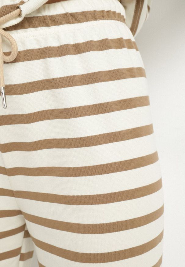 Born2be - Beżowe Spodnie Dresowe z Bawełną o Szerokim Kroju w Paski Fenorila. Okazja: na spacer, na co dzień. Kolor: beżowy. Materiał: dresówka, bawełna. Wzór: paski. Styl: elegancki, casual