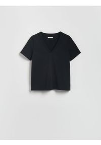 Reserved - T-shirt regular z dekoltem V - czarny. Kolor: czarny. Materiał: bawełna, dzianina