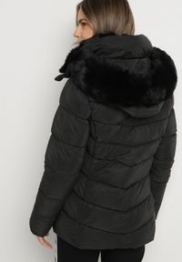 Born2be - Czarna Taliowana Kurtka z Pikowanymi Przeszyciami i Kapturem z Futerkiem Olennea. Okazja: do pracy, na co dzień, na spotkanie biznesowe. Kolor: czarny. Materiał: futro. Styl: casual, klasyczny, biznesowy #5