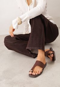 Born2be - Brązowe Klapki VICES z Paskiem na Duży Palec i Ozdobą z Metalicznym Akcentem Creppela. Okazja: do pracy, na co dzień. Kolor: brązowy. Materiał: jeans, len. Wzór: aplikacja. Styl: elegancki, casual #2